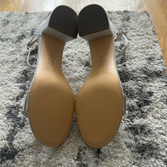 Silver Heels - Picture 3 of 4